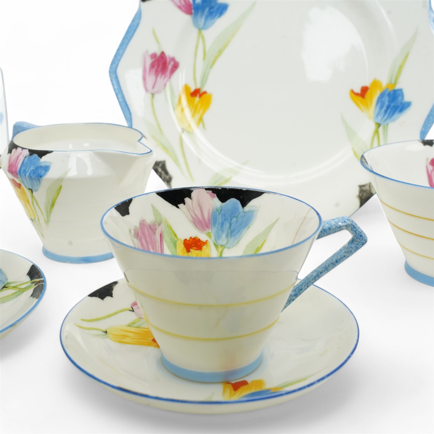 Paragon Art Deco Tulip pattern tea wares, c.1930, comprising five teacups, six saucers, five cake plates, milk jug, sugar basin and serving dish