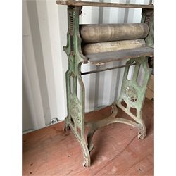 Cast iron and wood mangle - THIS LOT IS TO BE COLLECTED BY APPOINTMENT FROM DUGGLEBY STORAGE, GREAT HILL, EASTFIELD, SCARBOROUGH, YO11 3TX