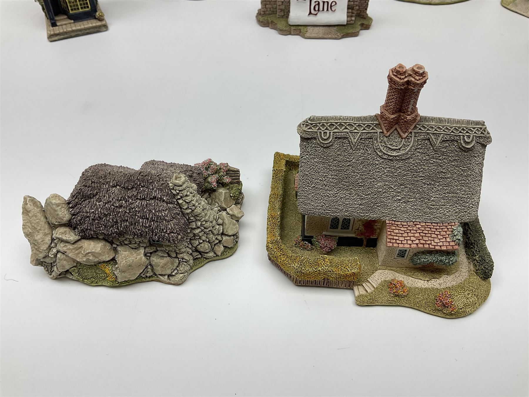Fourteen Lilliput lane models, to include Eriskay Croft, Little Smithy, Gulliver's Gate, Kerry Lodge, Eamont Lodge etc, all with original boxes and some with deeds (14) 