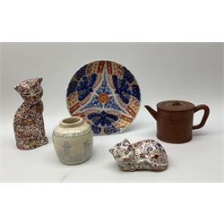 Two Chinese patterned imari cats, along with a imari patterned plate, an oriental teapot and vase. 