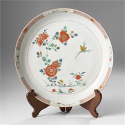 Chinese famille verte charger, the cafe au lait exterior painted with foliage, D27cm 