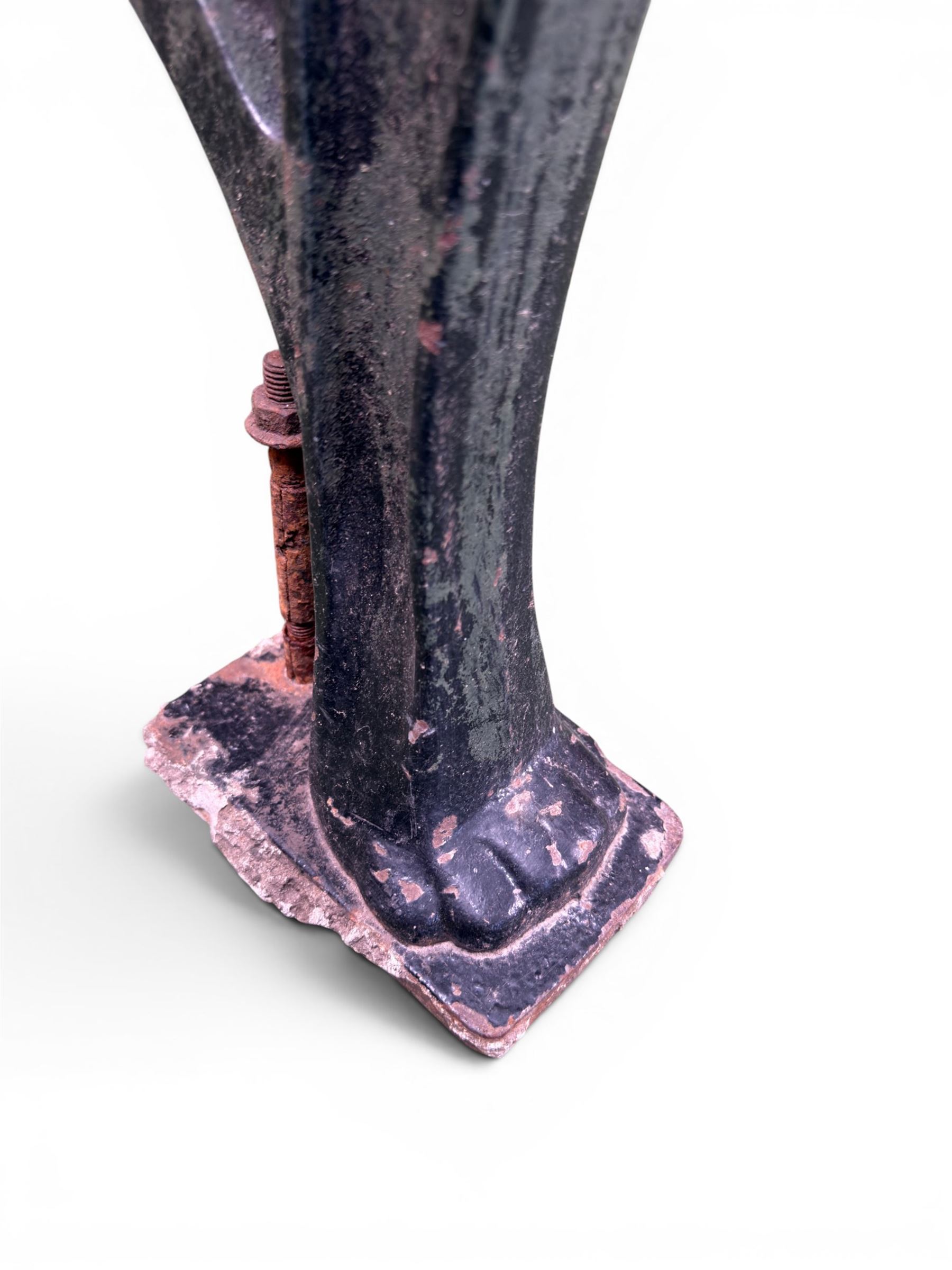 Neoclassical design cast iron and oak slatted garden bench, the twin end supports in the form of a Sphinx with acanthus carved knees and large paw feet, the pierced lattice bracket with Yorkshire rose motifs