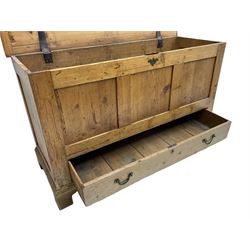 George III pine mule chest, rectangular hinged lid over panelled front and sides, fitted with single drawer to base, raisedon bracket feet