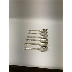 Oneida Community silver plated cutlery in the Mansion House pattern, comprising fithteen teaspoons, twelve soup spoons and six serving spoons together with matched cutlery, compromising fourteen forks, twentythree knives, twelve spoons, ten dessert spoons, one teaspoons,and a selection of other cutlery. 