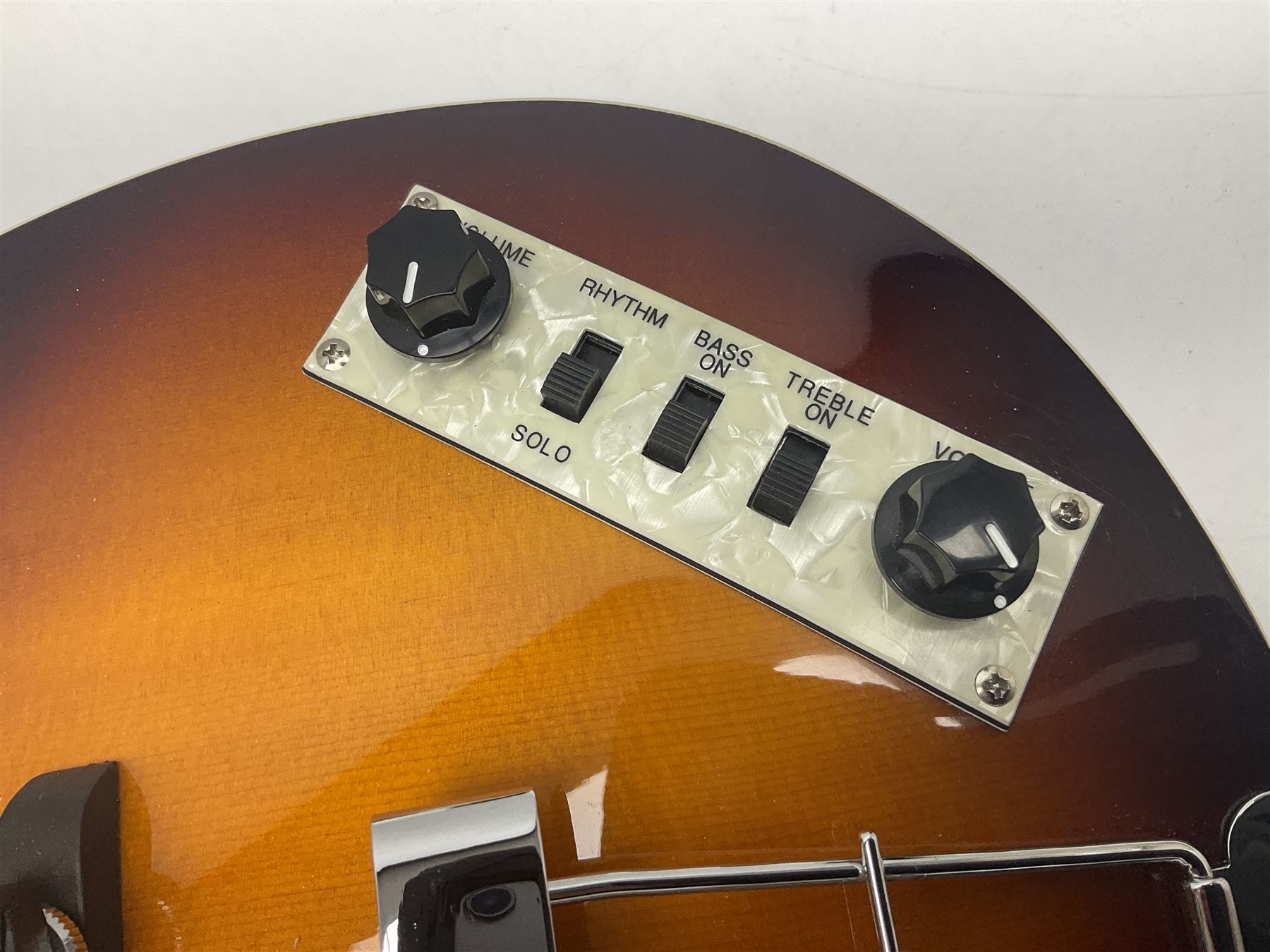 Hofner B-Bass Hi-Series electric bass guitar with sunburst finish L110cm; in Thomann fitted case