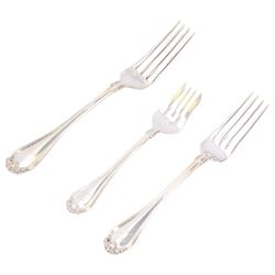 Late 19th/early 20th century American silver Shell & Thread type pattern part canteen, comprising twelve table spoons, twelve table forks, twelve dessert forks, twelve mother of pearl handled butter knives, eleven smaller mother of pearl handled butter knives, eleven teaspoons, twelve pastry forks, six parfait spoons, and large soup ladle, marked for Mermod, Jaccard & Co., St Lois, Missouri, also marked Sterling