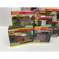 Hornby '00' gauge - nineteen Skaledale trackside buildings/accessories including R8542 Holly Farm Workshop, R9671 GWR Water Column and Crane, R8716 Upper Skaledale Main Building, R8657 Roundabout, R8993 Water Cleansing Tank, R8709 Fuel Oil Tanks, R8741 Purifiers, R9531 Magna Waiting Room etc; all but one boxed (19)