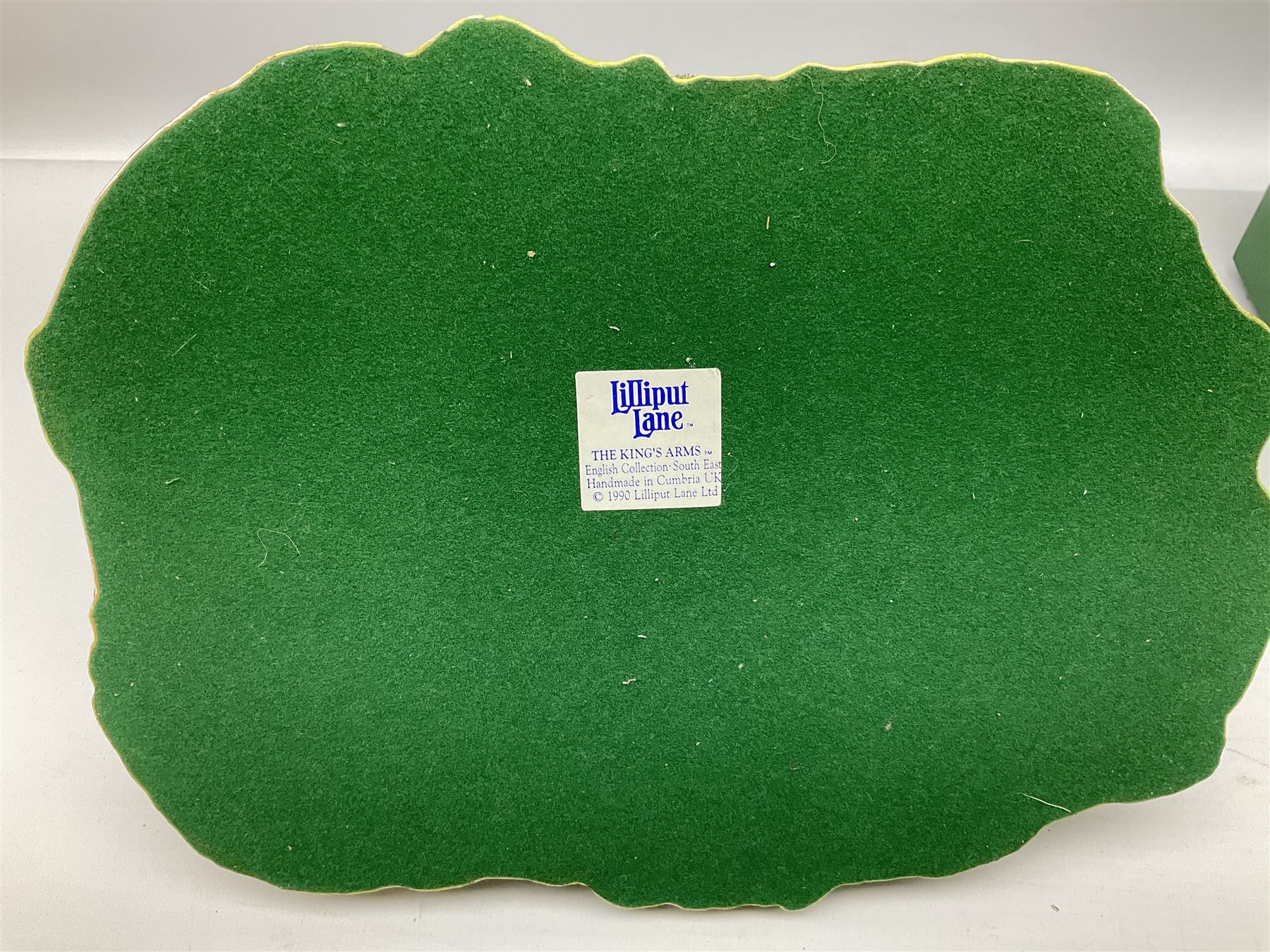 Thirteen Lilliput Lane models to include 'The King's Arms', Britain's Heritage collection Edinburgh Castle,  Tower Bridge, Big Ben, English Collection 'Bluebell Arms', etc, six boxed with deeds