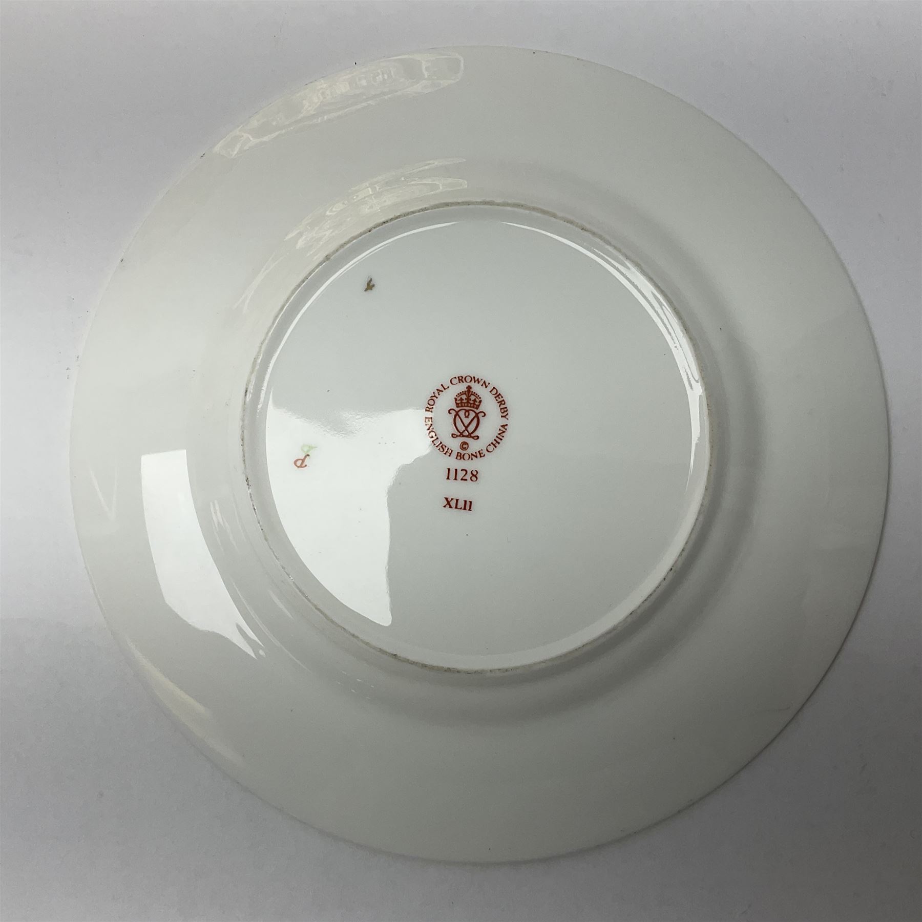 20th century Royal Crown Derby Imari 1128 pattern plates, comprising four side plates and three smaller examples, with printed and painted marks beneath, including illustration date codes for 1918 and 1920, and Roman numeral date code for 1979, larger examples D18cm, smaller D15cm, (7)
