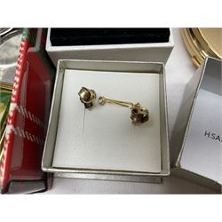 9ct gold bangle, hallmarked, pair of Pandora silver infinity earrings, 9ct gold stone set studs, other silver jewellery, costume jewellery, Stratton compact mirror and a Vincenza glass basket