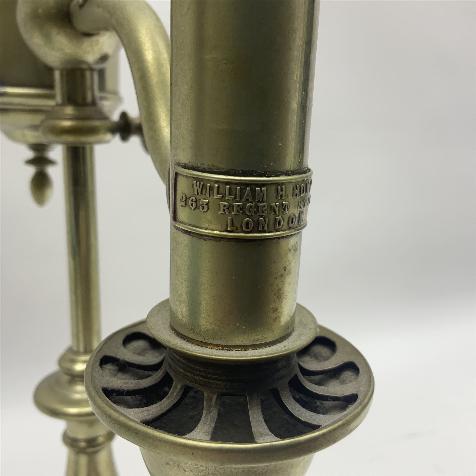 William H Honey polished brass adjustable student's oil lamp, with green glass shade, H60cm