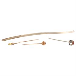 9ct gold rings, including wedding band, two shanks and a stone set ring, together with two 9ct gold stone set stick pins, silver horseshoe stick pin and a piece of silver solder