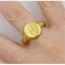 Early 20th century 18ct gold signet ring, the top with engraved initial H, the underside engraved ''from Hilda 23 May 1929', by Henry Griffith & Sons Ltd, Birmingham 1928