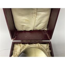 Victorian crystal ball, in a fitted case, D8cm