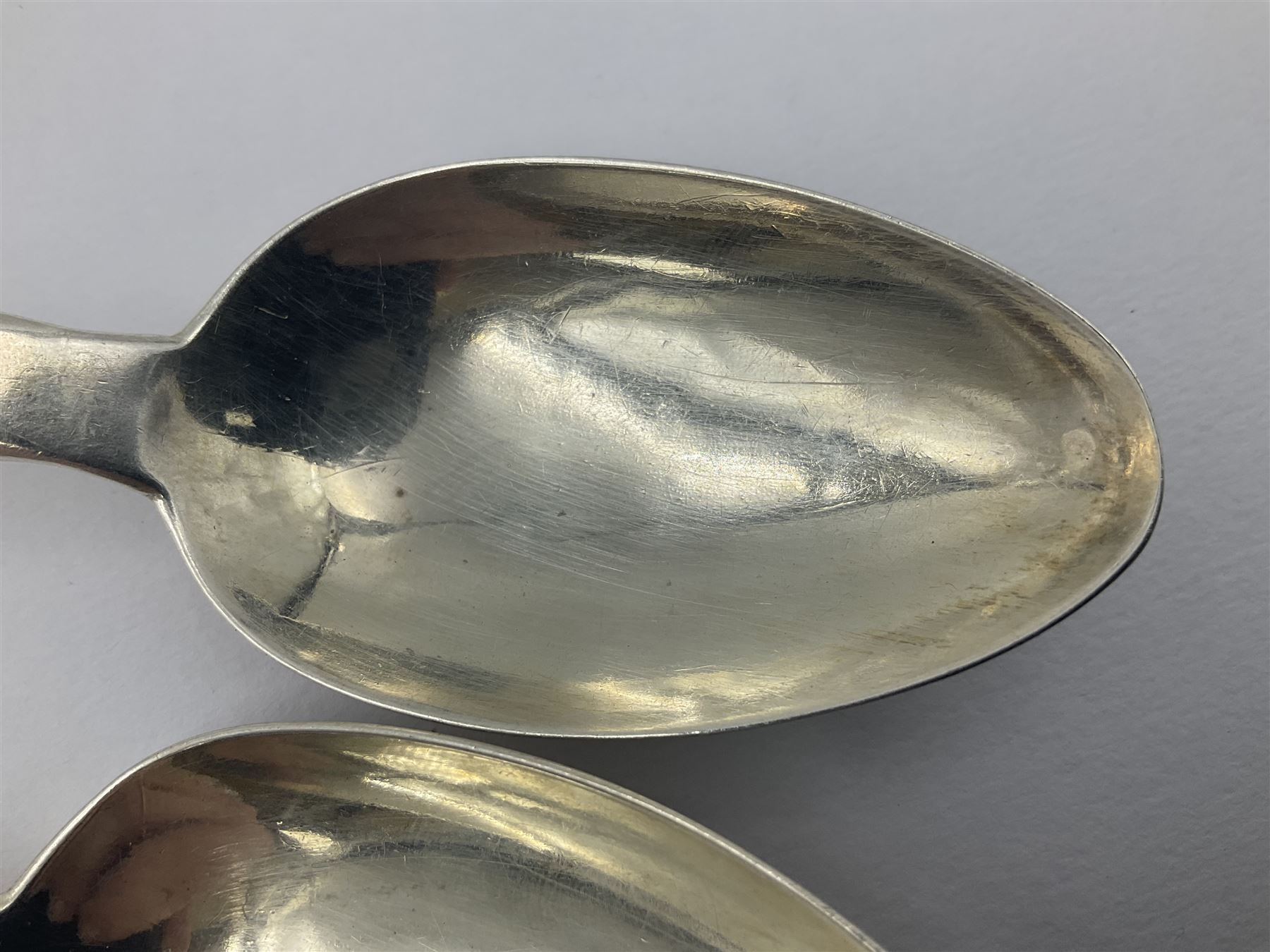 Pair of George III York silver Fiddle pattern dessert spoons, each engraved with a rampant lion crest, hallmarked James Barber & William North, York 1789