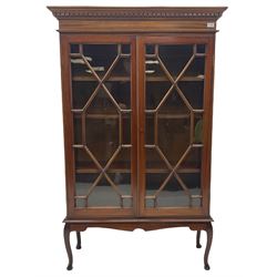 20th century mahogany bookcase, fitted with two astragal glazed doors 