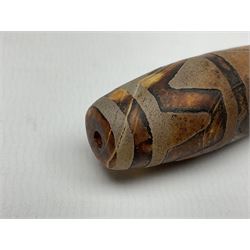 Tibetan dzi bead, decorated with a double tiger tooth pattern, L5cm