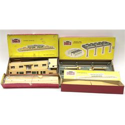 Hornby Dublo - 5006 Engine Shed Extension Kit; 5085 Suburban Station Kit; and 5030 Island Platform Kit; all in pictorial boxes; and Plastic Platform Extension in associated box lid (4)