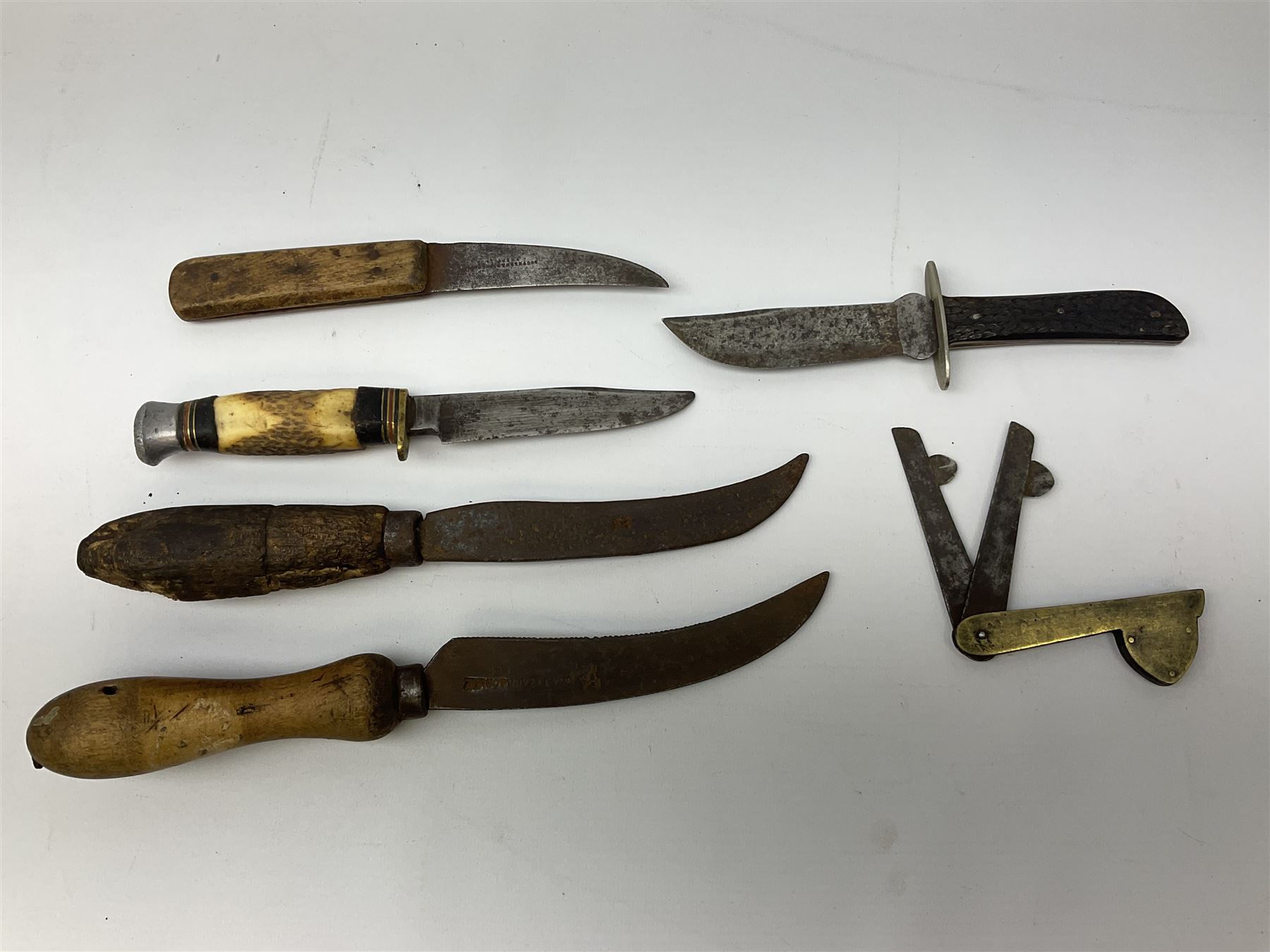 Veterinary fleams and other tools together with various veterinary books, including Hewthorn's Veterinary Guide, Farms and Farming - Vince, Veterinary Practice at Home, etc., and a collection of folding pocket knives, pen knives, hunting knife, etc.