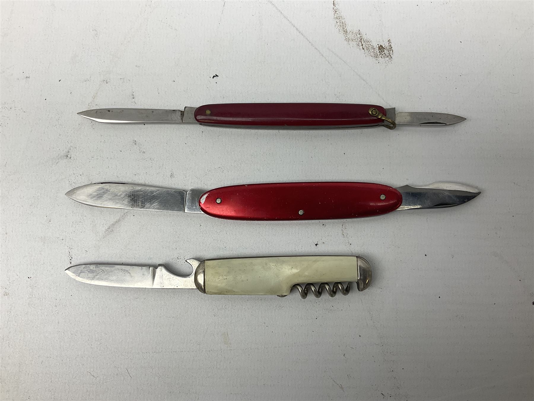 Twenty-nine pocket knives including commemorative and advertising examples, Richards of Sheffield single blade folding knife etc