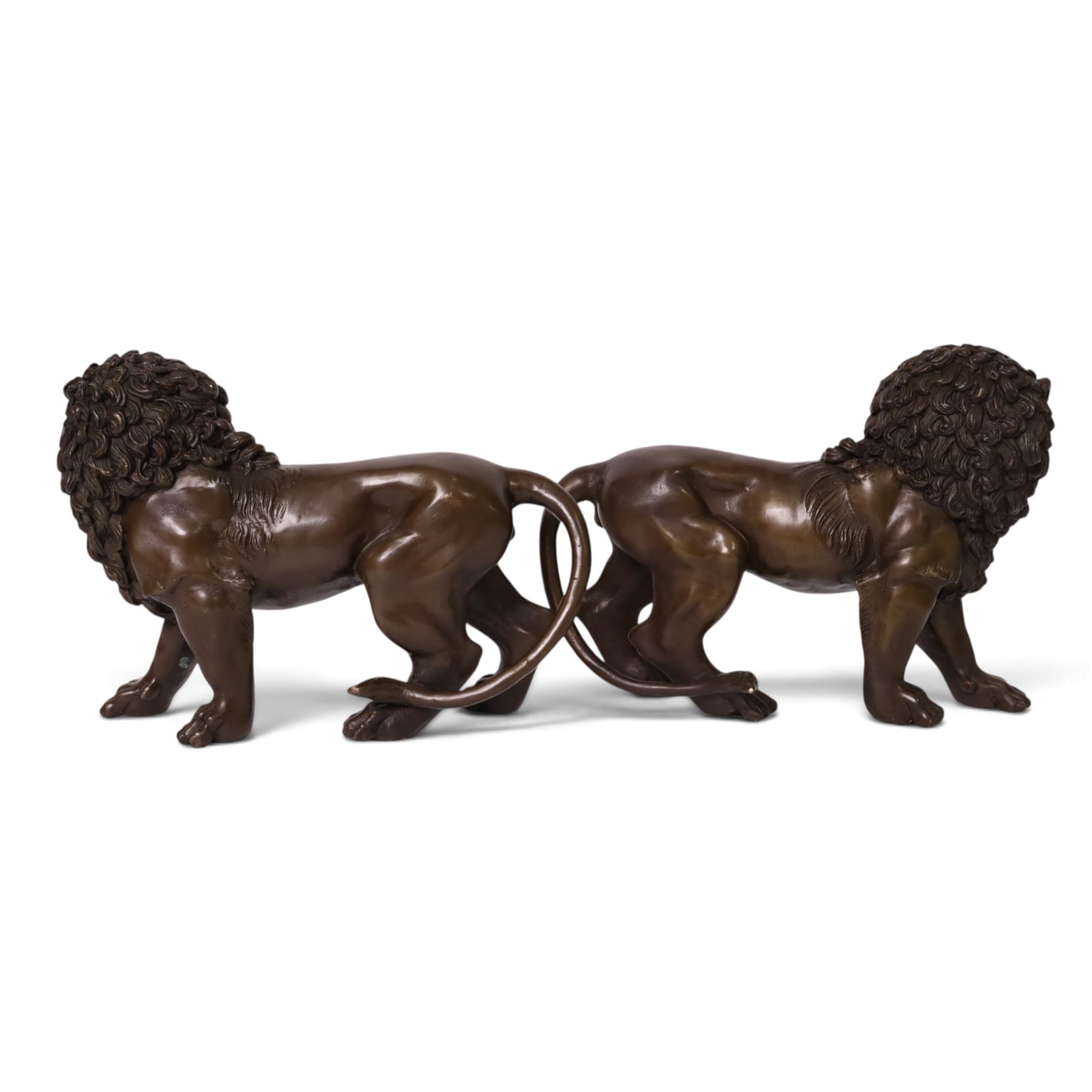 Pair of bronze lions, H24cm, L32cm