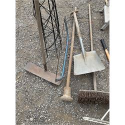 Quantity of garden tools including shovel, forks , rake , crowbar etc.  - THIS LOT IS TO BE COLLECTED BY APPOINTMENT FROM DUGGLEBY STORAGE, GREAT HILL, EASTFIELD, SCARBOROUGH, YO11 3TX