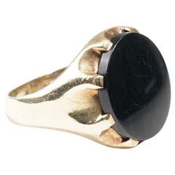 9ct gold black onyx signet ring, London 1972