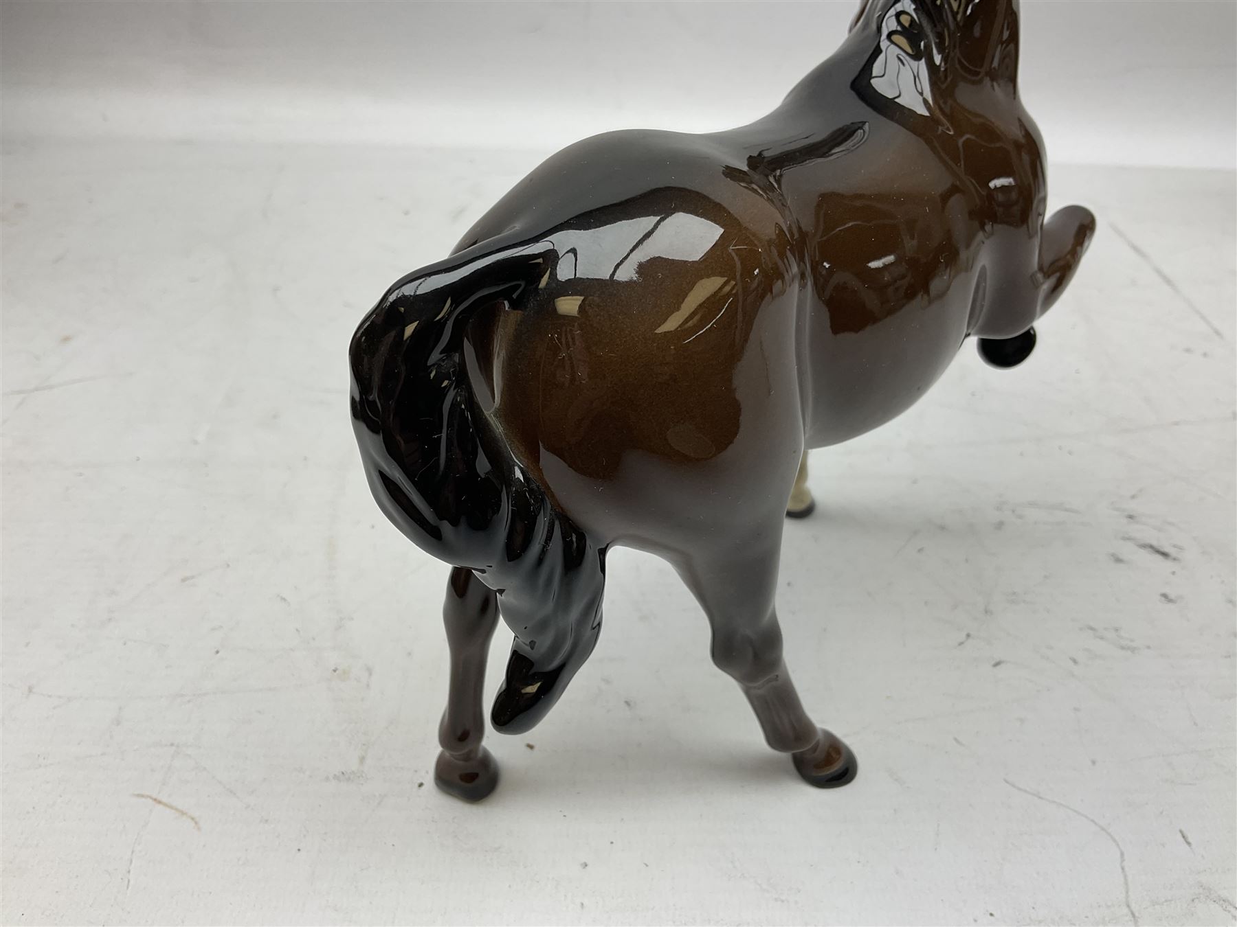 Six Beswick figures of bay horses, including large hunter no.1734, Shire horse no.818, horse with tucked head no.1549, etc (6)