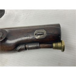 Early 19th century Wm. Hollis flintlock belt or pocket pistol, approximately 20 bore, the 10cm barrel with ram rod under, engraved lock plate with maker's name and roller frizzen, engraved trigger guard with pineapple finial and walnut stock with chequered grip L25cm overall