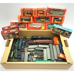 '00' gauge - twelve wagons by Tyco, Hornby, Athearn and GMR, all boxed; quantity of kit built plastic locomotives and rolling stock; and three static models of locomotives