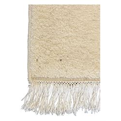 Contemporary Kayam hand-knotted Indian rug, plush wool pile in plain cream, ivory fringed edges on both sides 