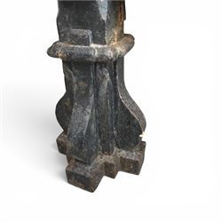 Late Victorian cast iron fireplace grate with turned and pointed finials