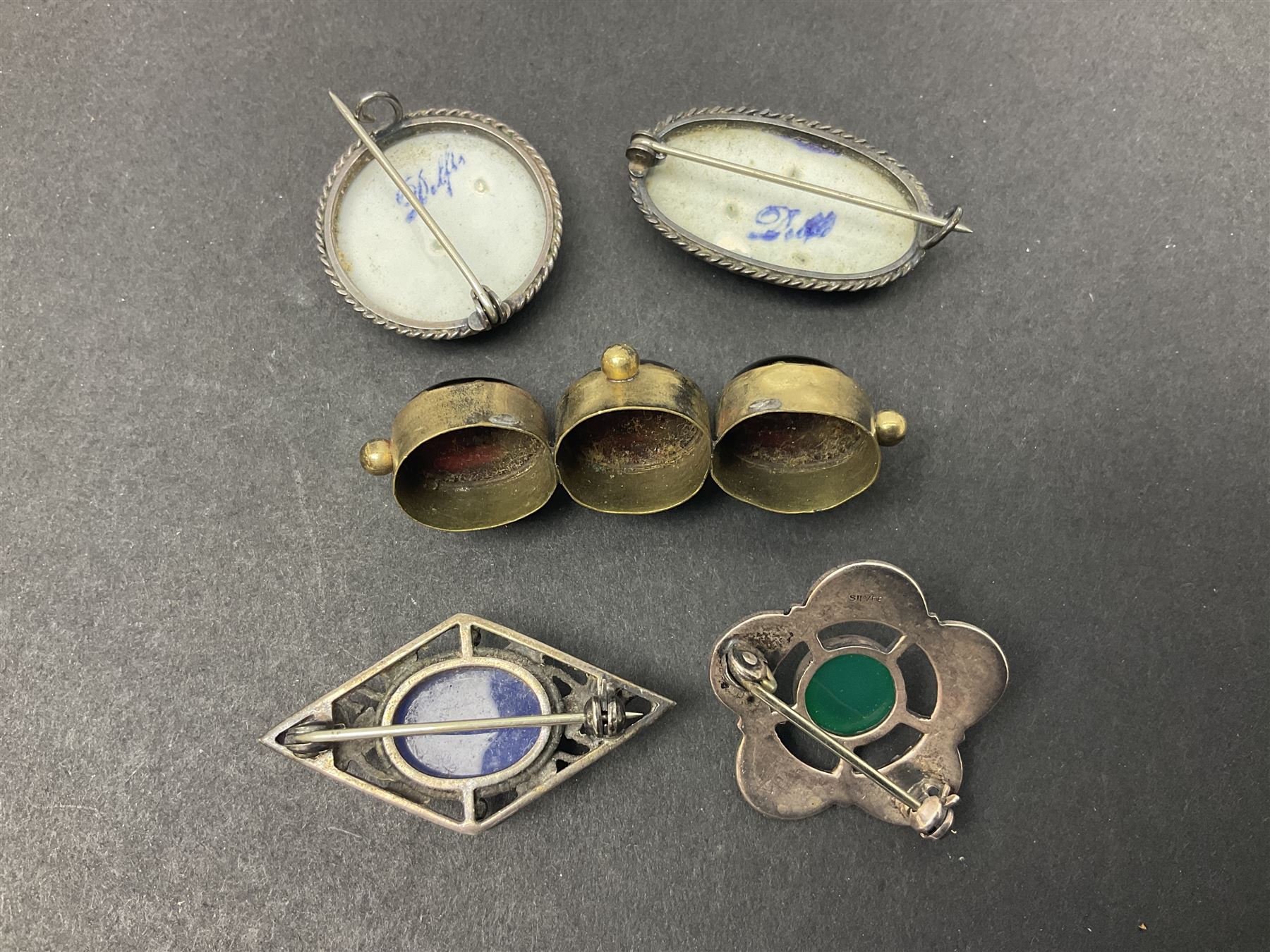 9ct gold jewellery including leaf brooch, wishbone Mizpah brooch, carnelian brooch, gold cased ladies Omega wristwatch, on leather strap and gold cased ladies Tissot wristwatch on expanding gilt strap, together with silver brooches and a Czech paste buckle, etc