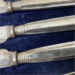 Early 20th century set of six silver handled knives, in fitted case 