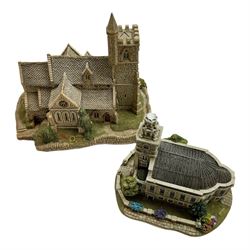 Eight Lilliput Lane models, comprising Buckingham Palace, St Paul's Cathedral, St Lawrence Church, The Great Equatorial, St Marks, All Saints Watermillock, Oranges and Lemons and Jewel in the Crown, seven with boxes 