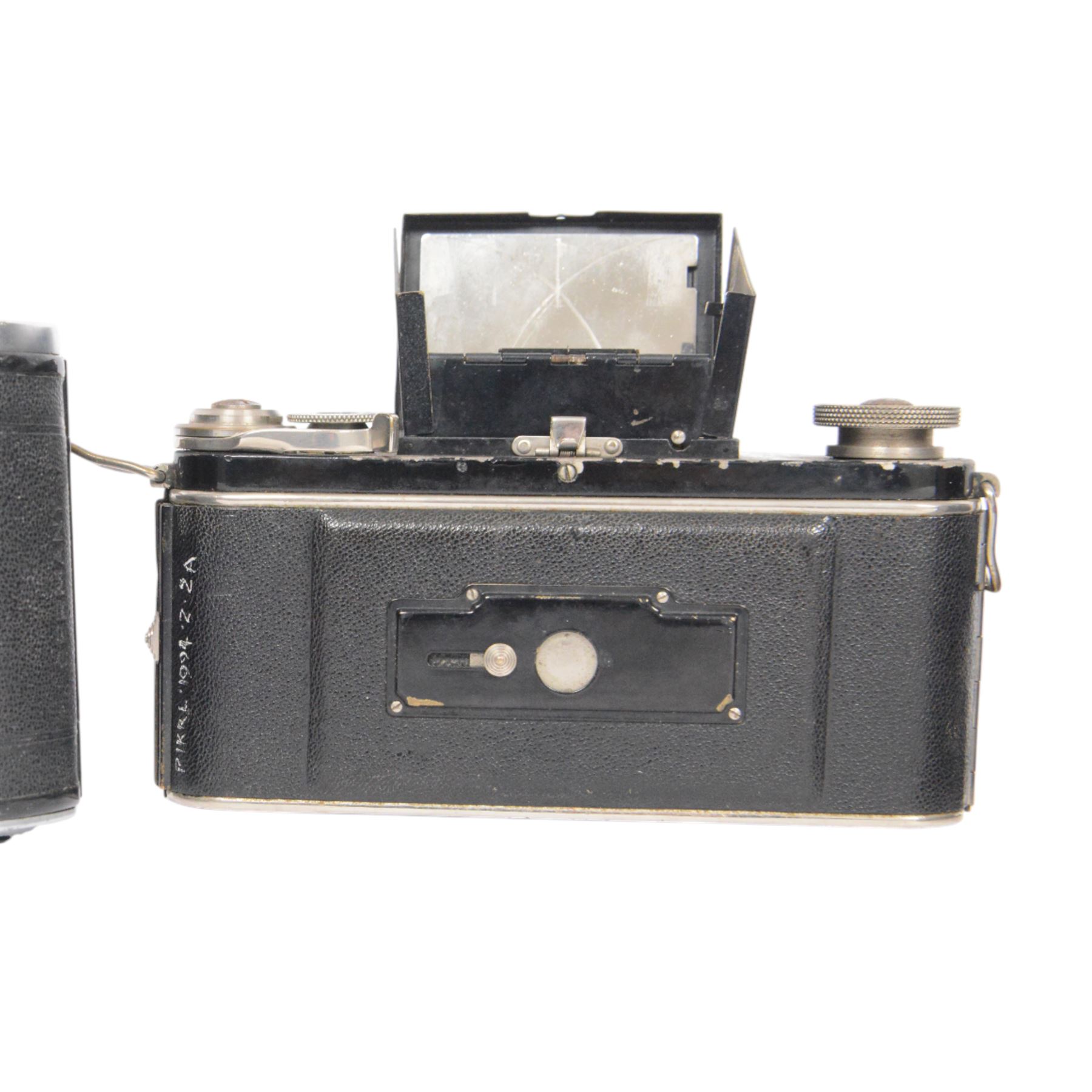 Exacta Jhagee SLR camera with Carl Zeiss Jena Tessar 1:2.8 f=7.5cm lens serial no. 488338, together with a Voigtlander Bessa I Prontor-S with Voigtlander Vaskar 1:4.5/105 lens and a Braun Nurnberg Norca with a Praxar lens