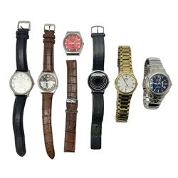 Seiko 5 automatic wristwatch Cal. 7009A, black dial with day-date aperture, Seiko Kinetic auto relay wristwatch and four other watches (6)