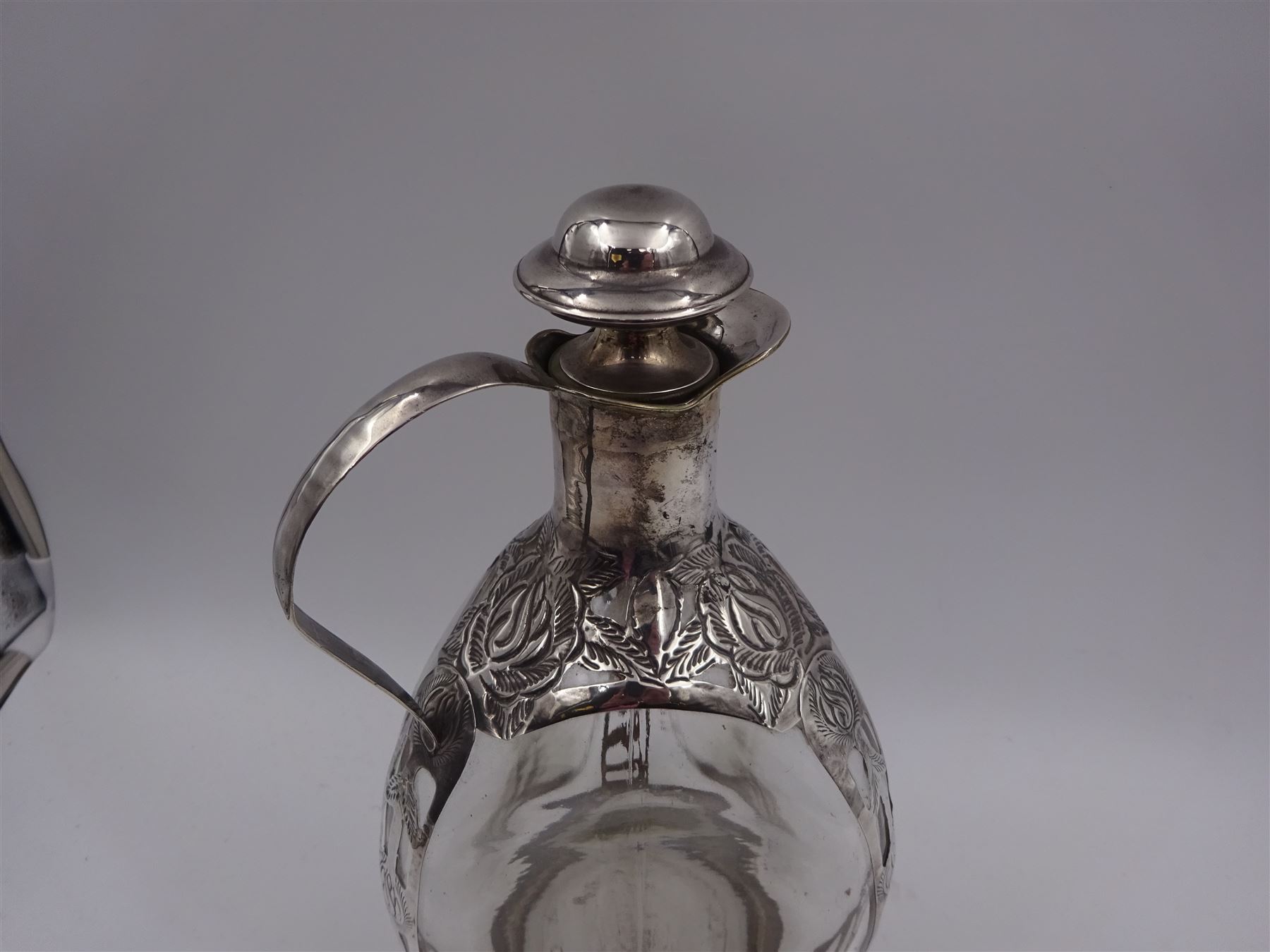20th century Mexican silver overlaid Dimple whisky decanter/jug with stopper, the glass body overlaid with pierced floral silver decoration, with silver C handle and silver stopper, stamped 925 to base, H23.5cm