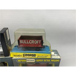 Various makers ‘00’ gauge - large quantity of rolling stock to include boxed Mainline, Graham Farish and Wrenn examples; loose examples to include Hornby, Tri-Ang, Joeuf etc 