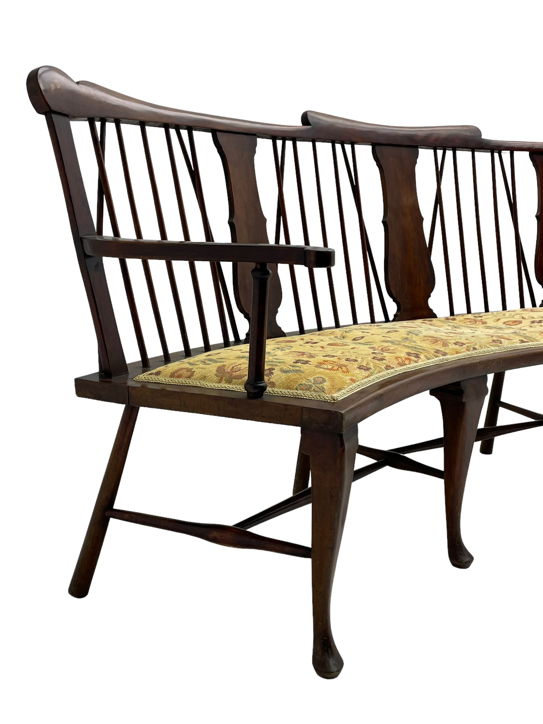 Georgian design curved Windsor settee or settle, shaped cresting rail over triple vase shaped splats and stick back, upholstered seat, on cabriole front supports joined by a series of swell turned stretchers