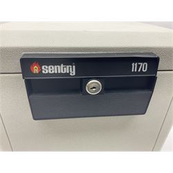 Sentry 1170 portable safe, with key, H34.5cm