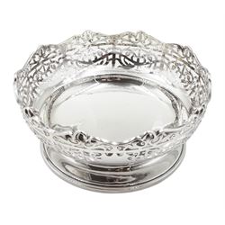 Edwardian silver raised bowl with pierced decoration by William Aitken, Birmingham 1905, approx 9oz