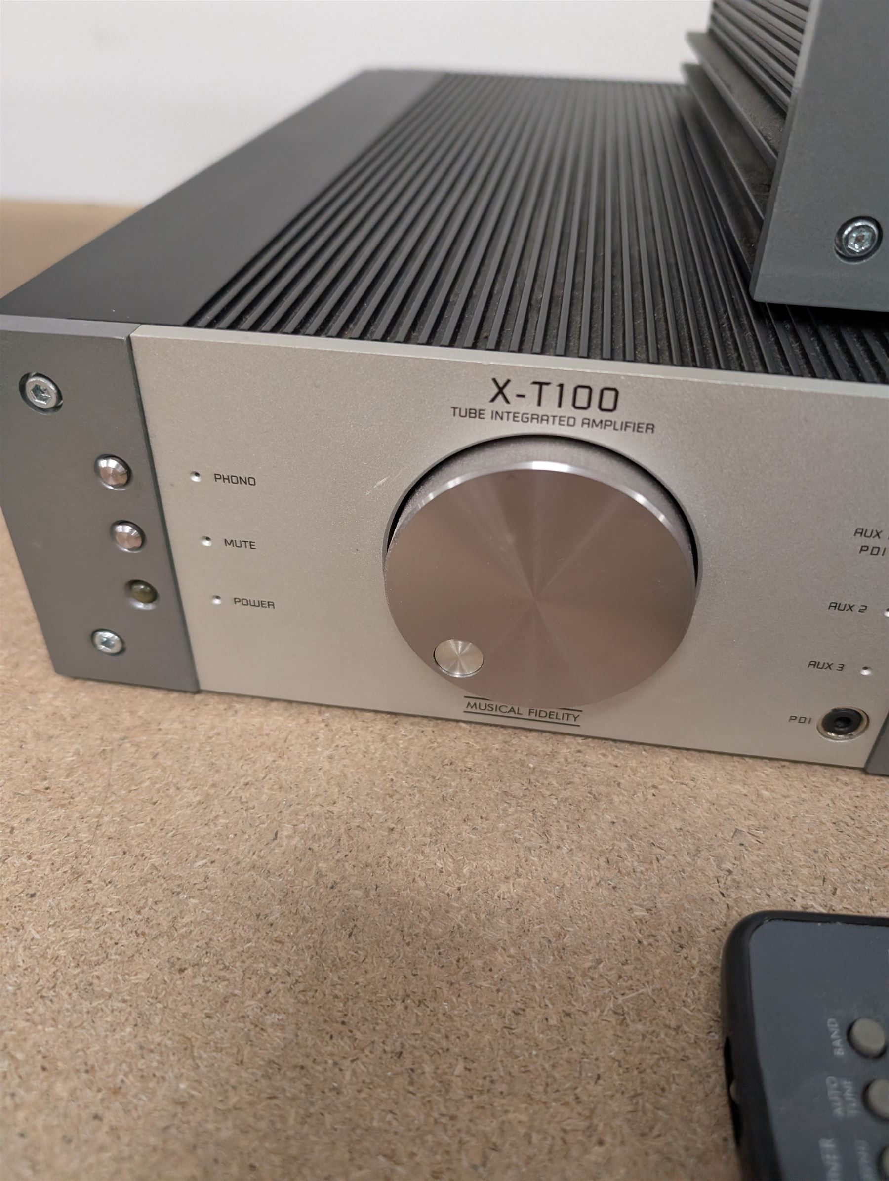 Triple X power supply unit, X-Ray V8 Upsampling 24-bit CD player and an X-T100 tube integrated amplifier, with wiring and accessories