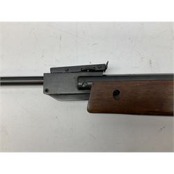 Gamo Magnum 2000 .22 air rifle with break barrel action and trigger guard safety, serial no.2106207 L109cm; in gun sling