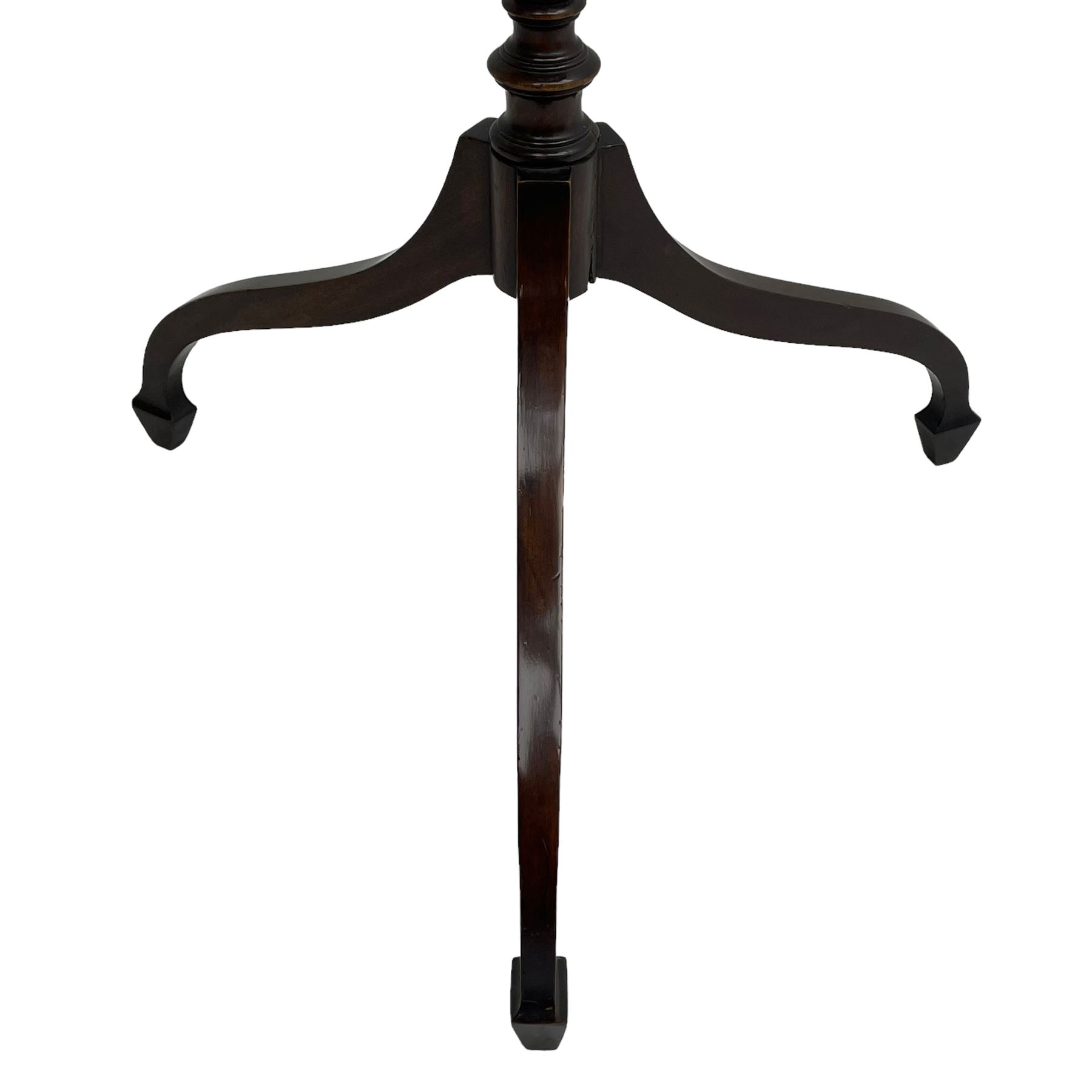 Fine Georgian design mahogany pedestal table, hexagonal top with reeded moulded edge, raised on a slim turned vasiform column with splayed tripod base and spade feet