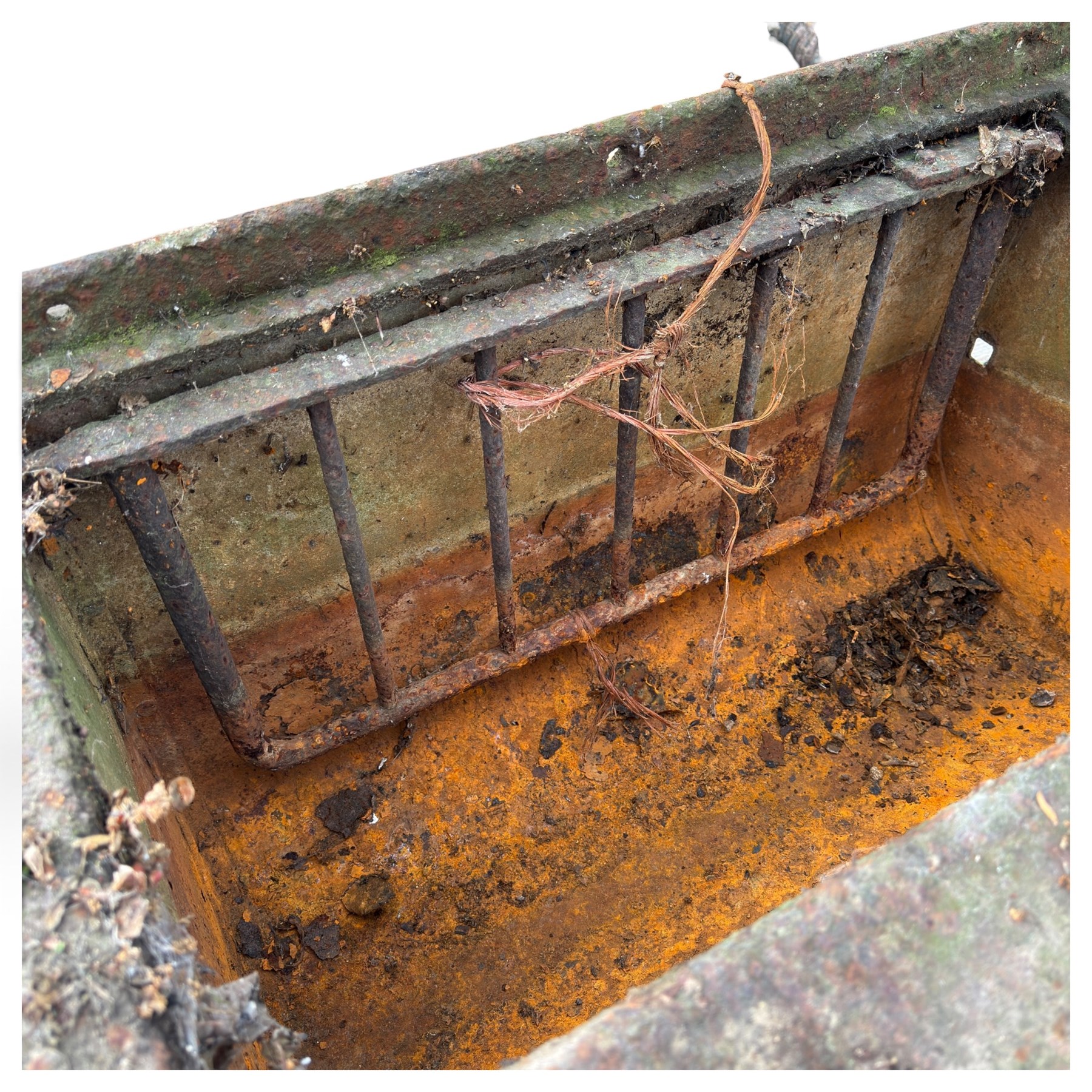 Large Victorian cast iron double-compartment corner stable manger, incorporating a barred feed trough and water bowl