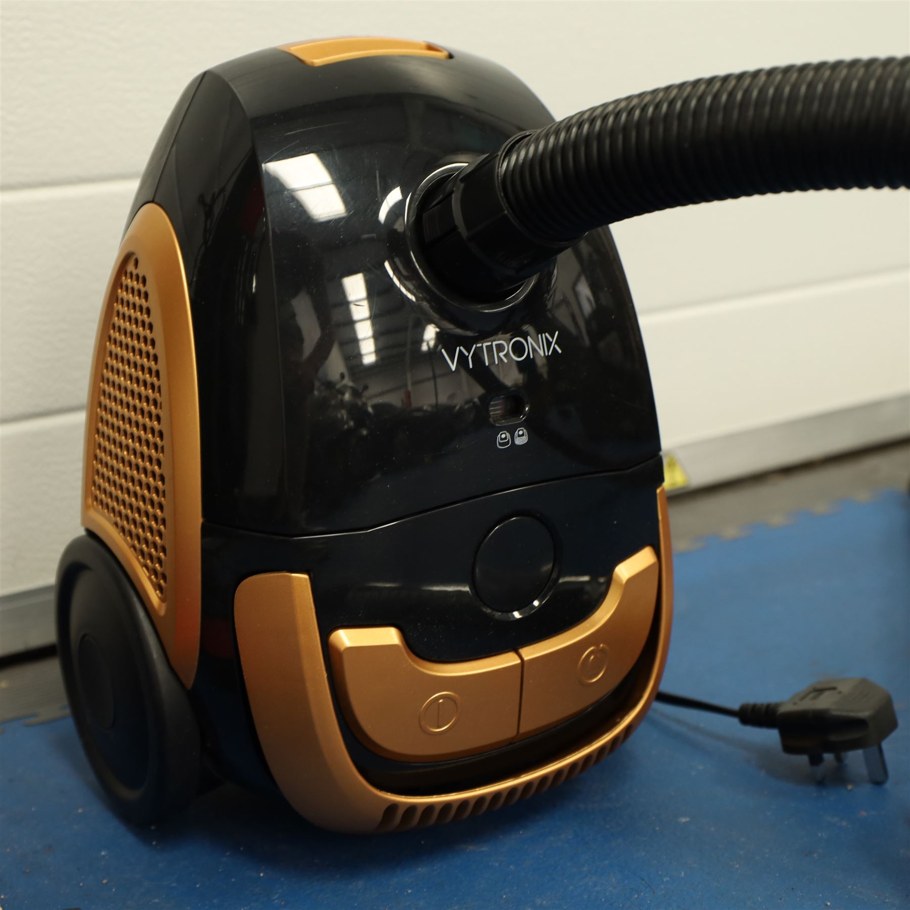 Two domestic vacuum cleaners, Bosch Athlet Series 6, 28v Lithium Power, Vytronix compact vacuum cleaner