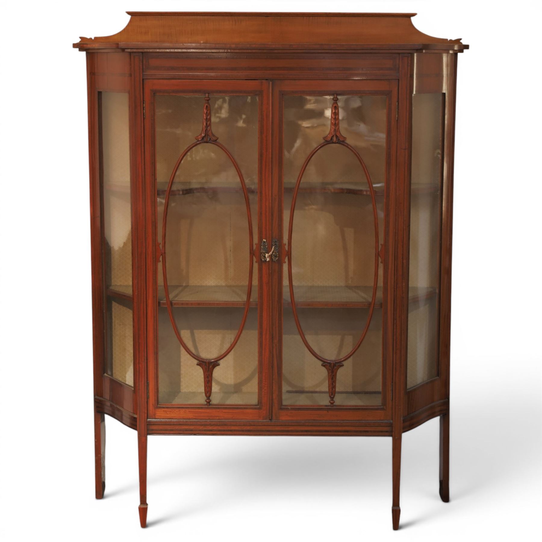 Edwardian satinwood display cabinet, satinwood crossbanded top, with central astragal glazed cabinet, baized lined shelves, raised on tapering supports terminating in spade feet