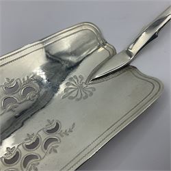 George III silver Fiddle pattern serving slice, the oblong blade with pierced crescents and stipple chased anthemion detail, hallmarked Duncan Urquhart & Naphtali Hart, London 1809, L28cm
