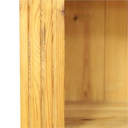 Traditional pine bookcase, projecting cornice with four fixed shelves (H 33cm, D 29cm), fluted sides, raised on a plinth base